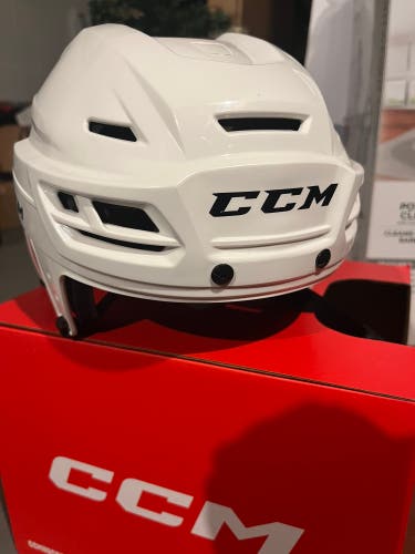 New Medium CCM  Resistance 100 Helmet