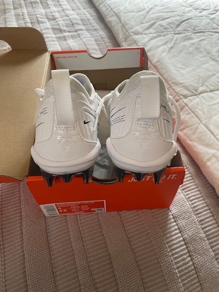 White Adult New Men's Size 4.0 (Women's 5.5) Molded Cleats Nike Low Top Alpha Huarache 7 Pro