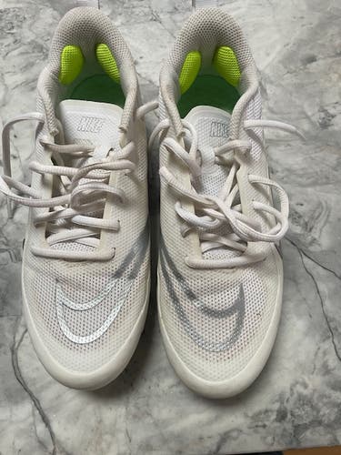 White Adult (lightly) Used Men's Size 6.0 (Women's 7.0) Molded Cleats Nike Low Top Huarache