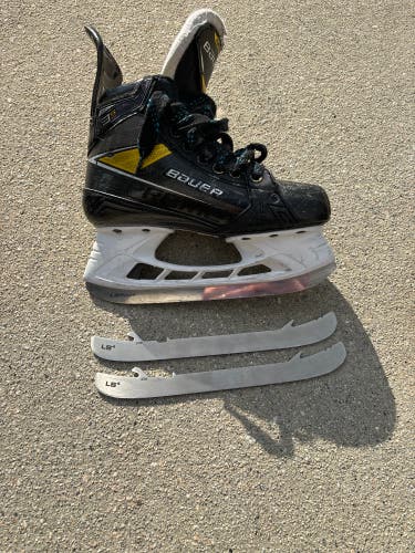 Used Bauer Regular Width  Size 4 Supreme 3S Pro With Extra Set Blades Hockey Skates
