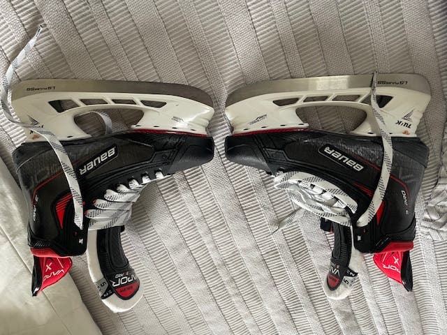Intermediate New Bauer Vapor 3X Pro Hockey Skates Size 5