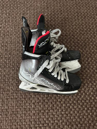 Senior Bauer 8.5 Vapor Hyperlite Hockey Skates