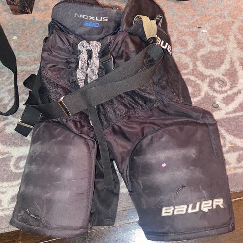 Bauer Nexus 600 Jr. Hockey Pants Classic Fit Size L  Height 4’9” to 5’1” used