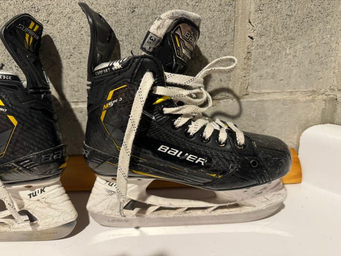 Junior Bauer Regular Width   Size 3.5 Supreme M5 Pro Hockey Skates