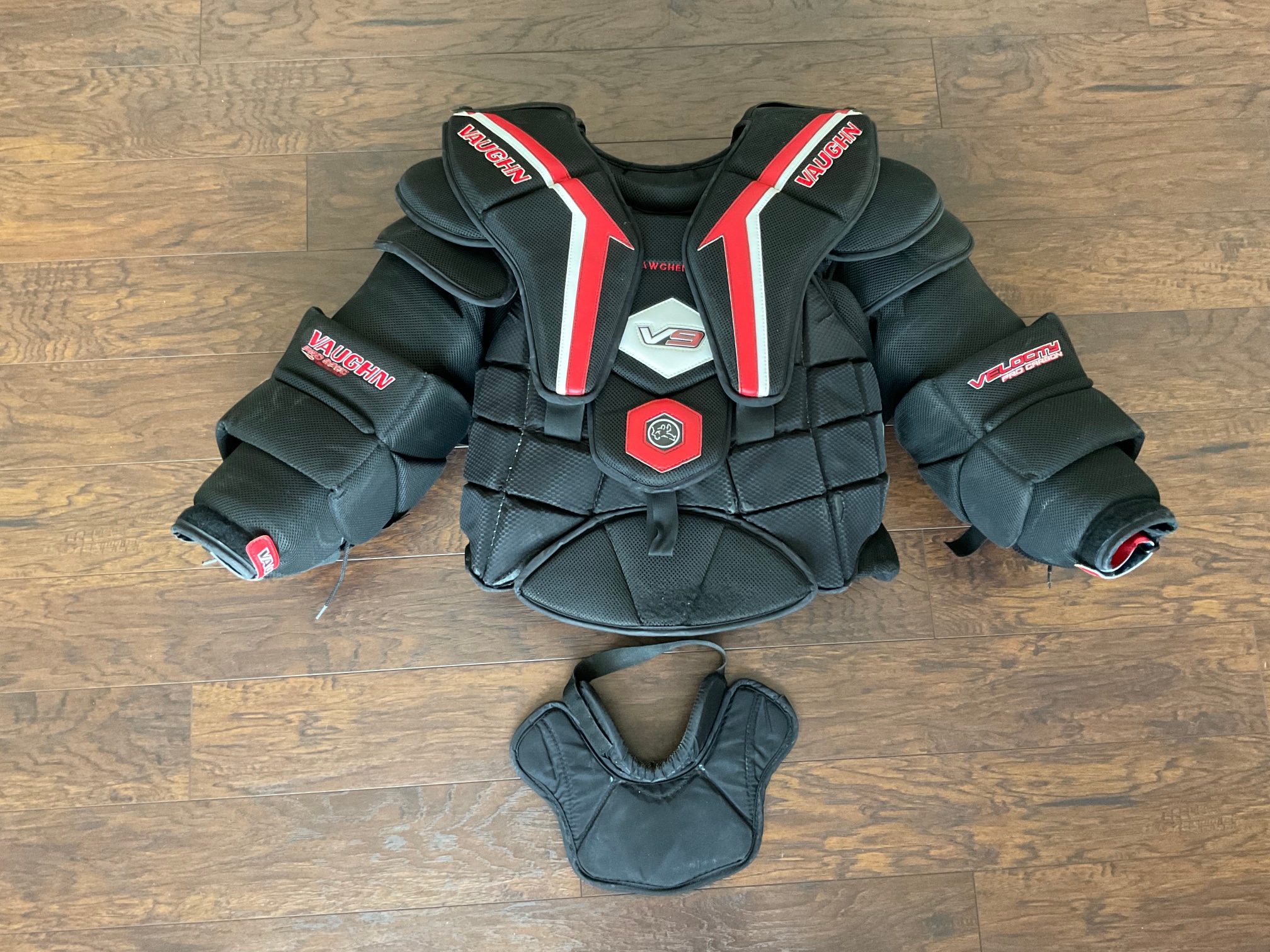 Used Large Vaughn Velocity V9 Goalie Chest Protector Pro Stock