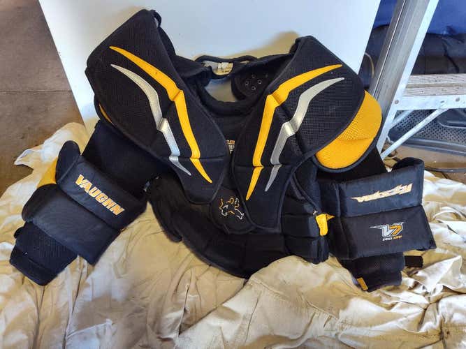 Used Medium Vaughn Velocity V7 XF Pro Goalie Chest Protector Pro Stock