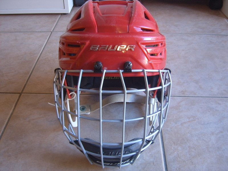 Good Condition Bauer Re-Akt 150 Hockey Helmet sz Senior Medium Red w/Bauer Cage