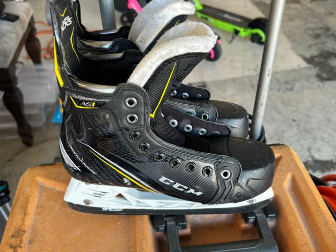 Junior CCM Regular Width Size 5 Super Tacks AS1 Hockey Skates