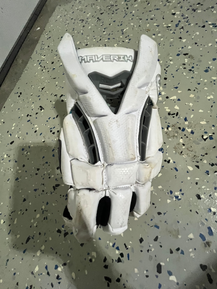 Used single Maverick Rome Glove