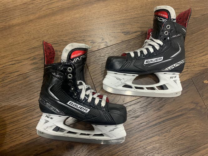 Used Junior Bauer Vapor select Hockey Skates Regular Width Size 2.5