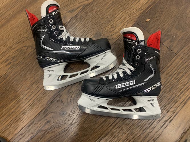 New Junior Bauer Vapor select Hockey Skates Regular Width Size 4