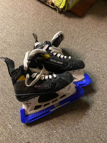 Junior Bauer Regular Width Size 2.5 Supreme 3S Hockey Skates