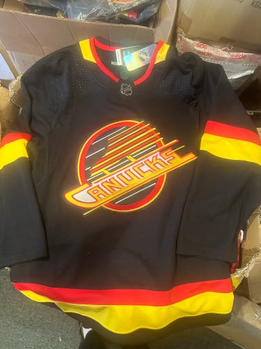 Vancouver Canucks authentic adidas black skate jersey-new size 44(XS)