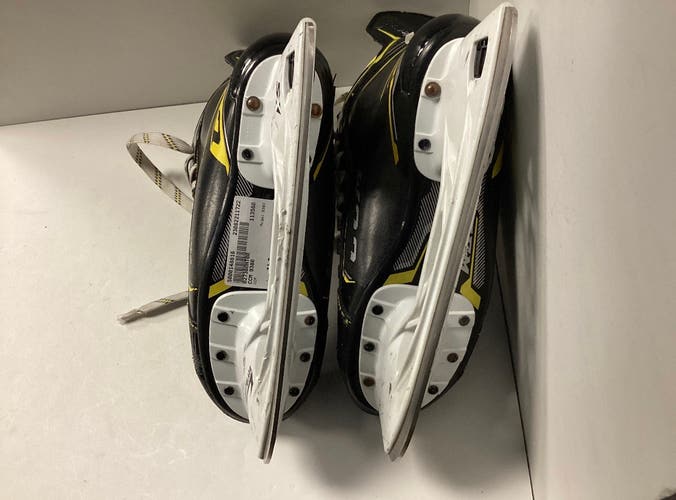 Intermediate CCM Regular Width Size 4.5 Super Tacks 9380 Hockey Skates