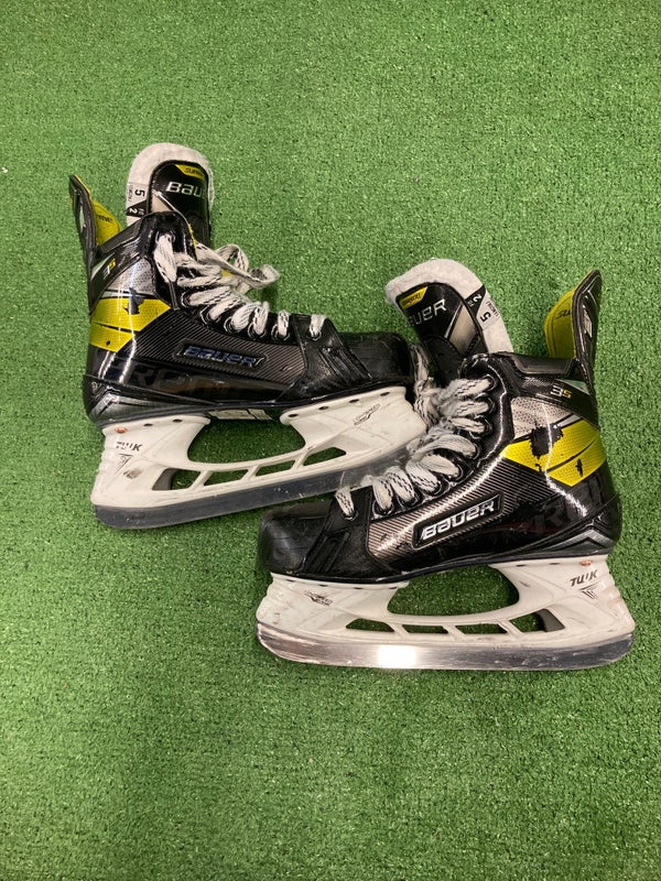 Used Intermediate Bauer Supreme 3S Hockey Skates Regular Width Size 5