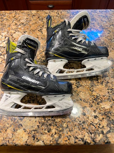 Intermediate Bauer Regular Width  Size 4.5 Supreme M4 Hockey Skates