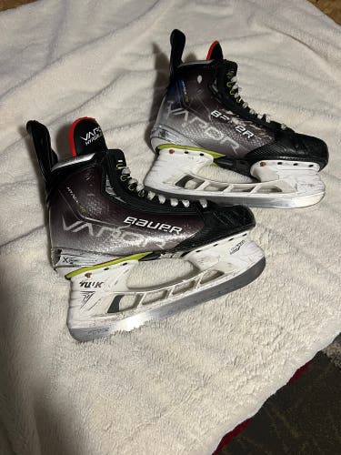 Used Bauer  8.5 Vapor Hyperlite Hockey Skates