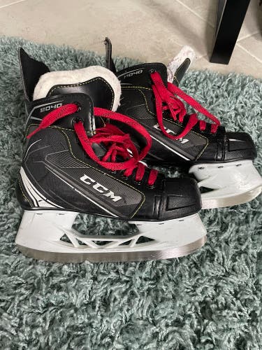 Junior CCM Regular Width Size 2 Tacks 9040 Hockey Skates