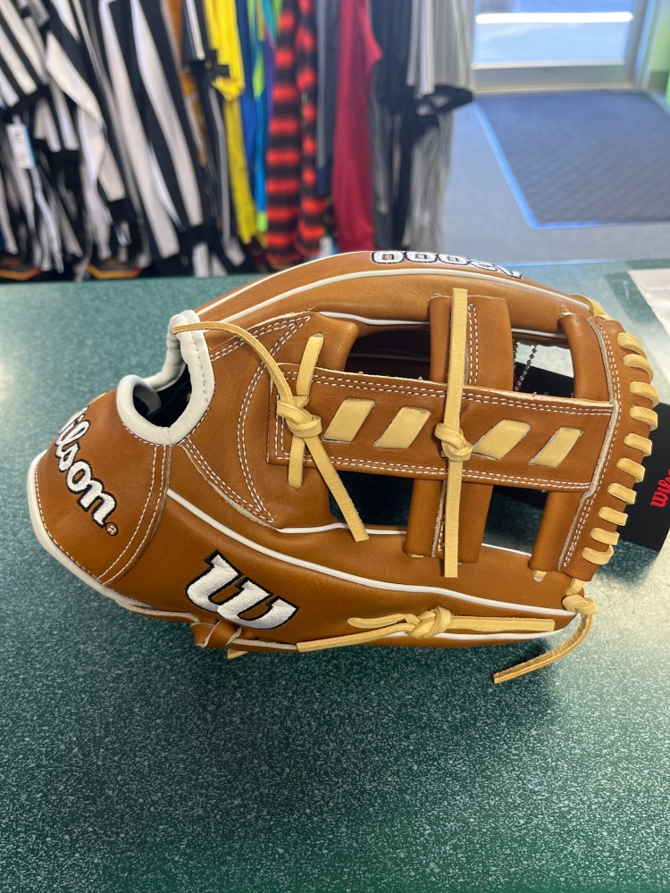New Wilson 2022 A2000 series 1716 11.5" Infield Baseball Glove RHT