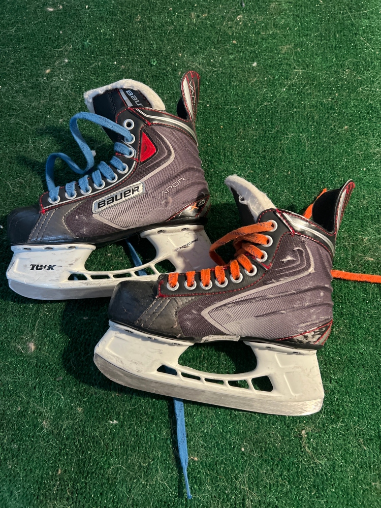 Junior Bauer Regular Width Size 2 Vapor x40 Hockey Skates