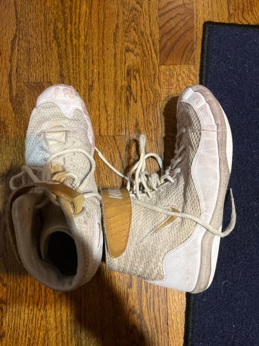Used Nike Inflicts Wrestling shoes (White) 9.5M