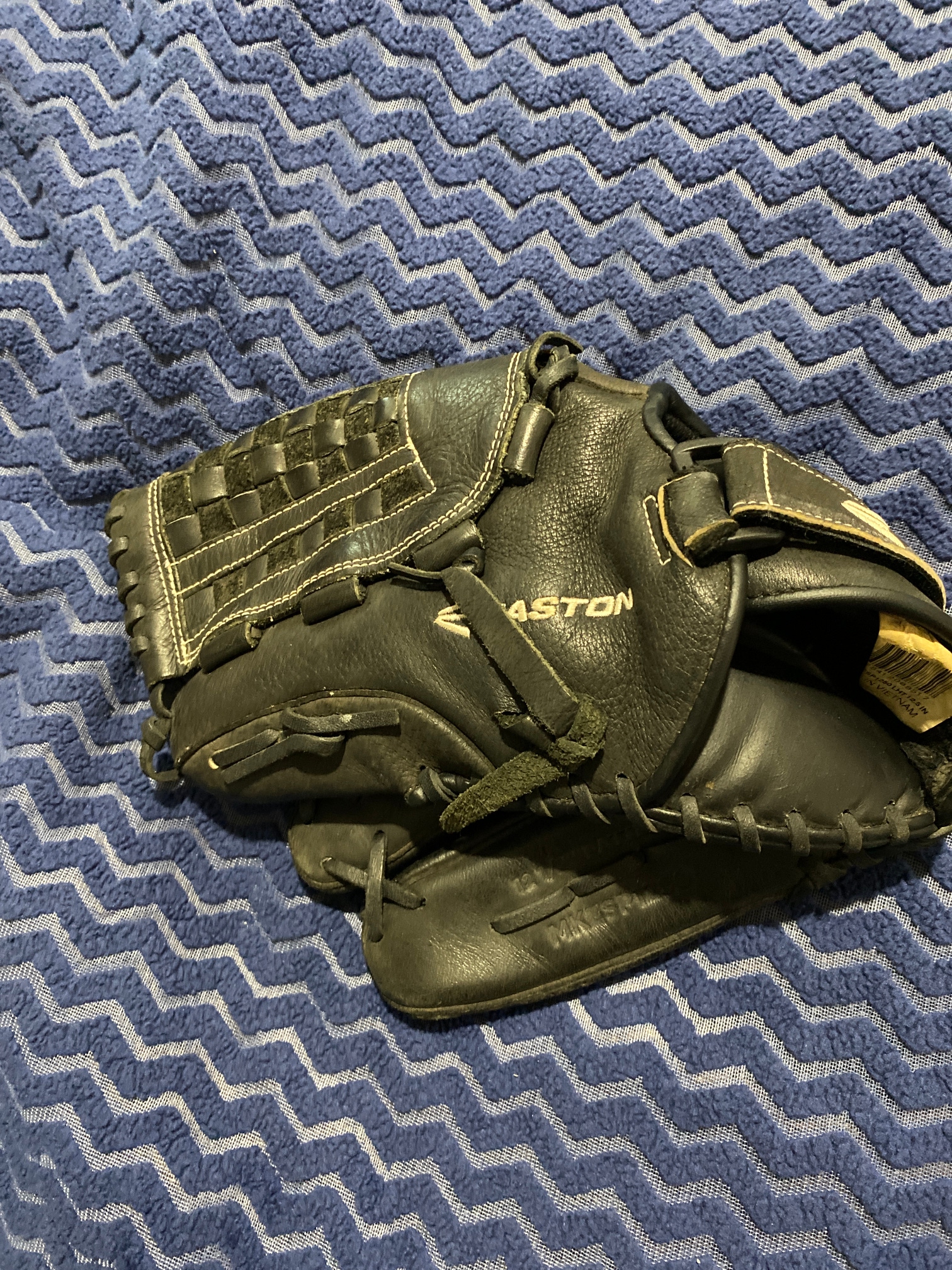 Used 2010 Easton Outfield Mako Baseball Glove 12.5"
