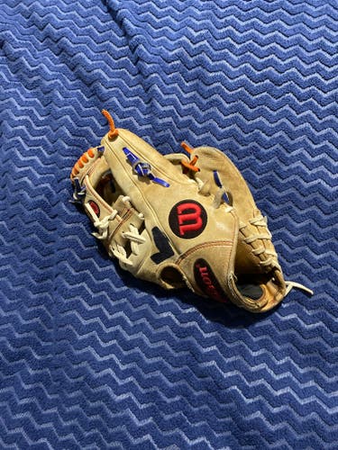 Used 2015 Wilson Right Hand Throw Infield A2000 Baseball Glove 11.5"