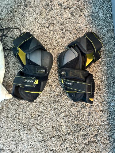 Used Medium CCM Tacks 9080 Elbow Pads