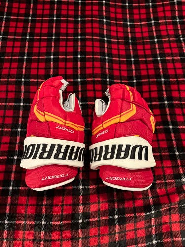 Calgary Flames Warrior Gloves