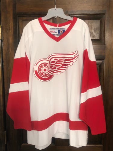 VINTAGE WHITE RED WING CCM JERSEY SIZE XXL AND SEWN ON CREST