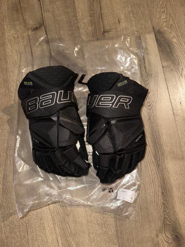*NEW 14” Black  Bauer Vapor Hyperlite Gloves