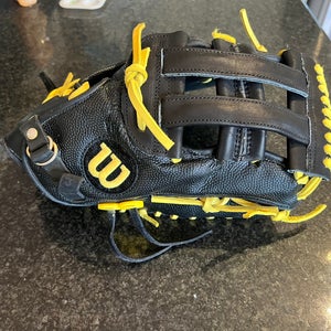 Wilson A2000 12” RHT First Base Mitt