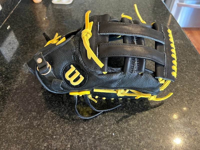 Wilson A2000 12” RHT First Base Mitt