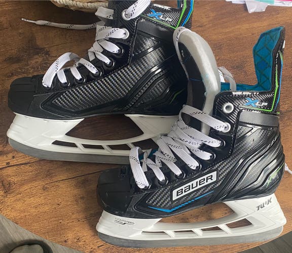 Junior Bauer Regular Width Size 2 XLP Hockey Skates