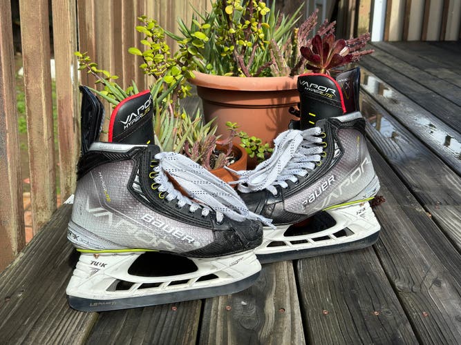 Intermediate Bauer Regular Width   6.5 Vapor Hyperlite Hockey Skates