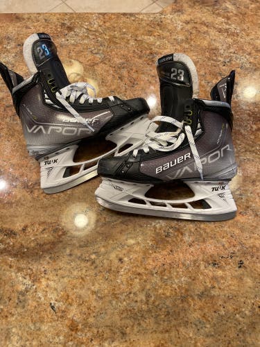 Senior Bauer Regular Width  Pro Stock 9 Vapor Hyperlite Hockey Skates