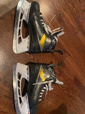 Intermediate Bauer Regular Width   Size 5 Supreme 3S Pro Hockey Skates