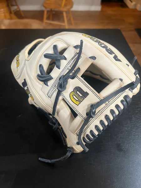 New Right Hand Throw 11.5" A2000 Baseball Glove