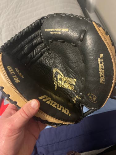 Used Right Hand Throw 32.5" Catcher's Glove