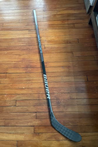 Intermediate Left Hand P28 Vapor Team Hockey Stick