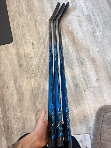3 New Right Handed P28 blue Vapor Hyperlite 2 Hockey Stick