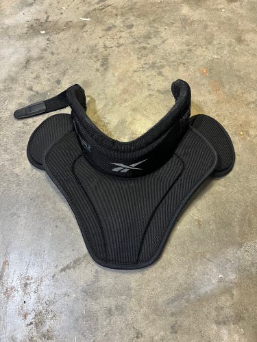 Reebok Throat Protecor
