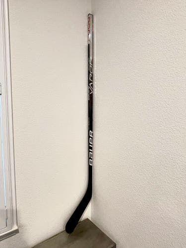 Intermediate New Right Handed Bauer Vapor Hyperlite Hockey Stick P92M