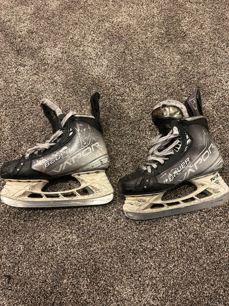 Used Bauer Regular Width Pro Stock 8 Vapor Hyperlite Hockey Skates