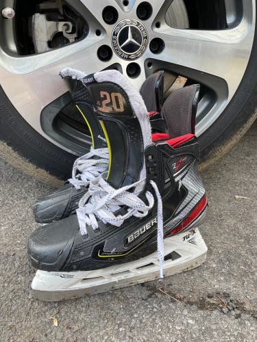 Senior Bauer Regular Width  Pro Stock 8.5 Vapor 2X Pro Hockey Skates