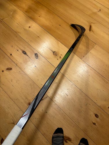 Bauer hyperlite 2 hockey stick