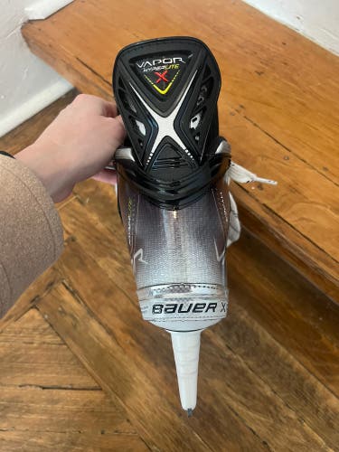New Bauer Regular Width  Pro Stock Size 3.5 Vapor Hyperlite Hockey Skates