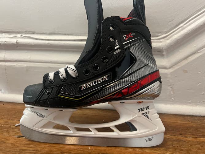 Junior Bauer Regular Width Pro Stock Size 3.5 Vapor 2X Pro Hockey Skates
