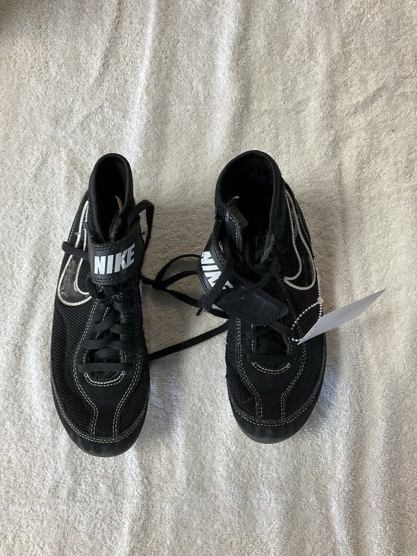 Used Nike Junior 02.5 Wrestling Shoes