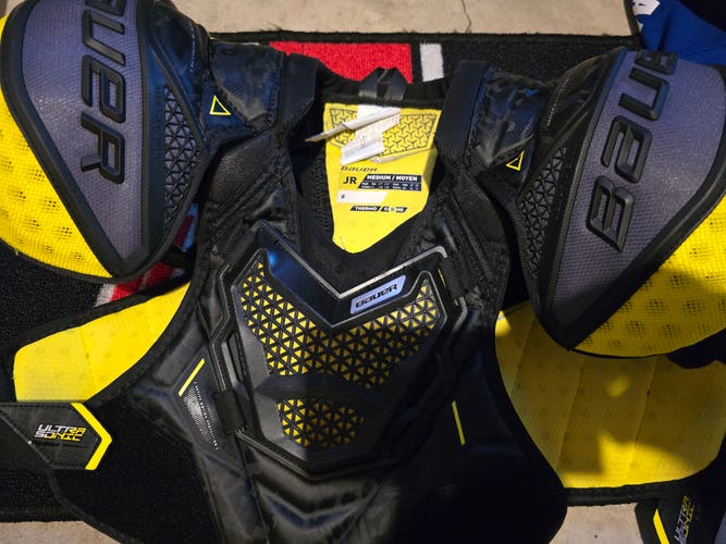 Junior Used Medium Bauer Supreme Ultrasonic Shoulder Pads